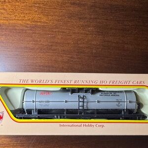 IHM DUPONT HO Scale Tanker Train Car (New)